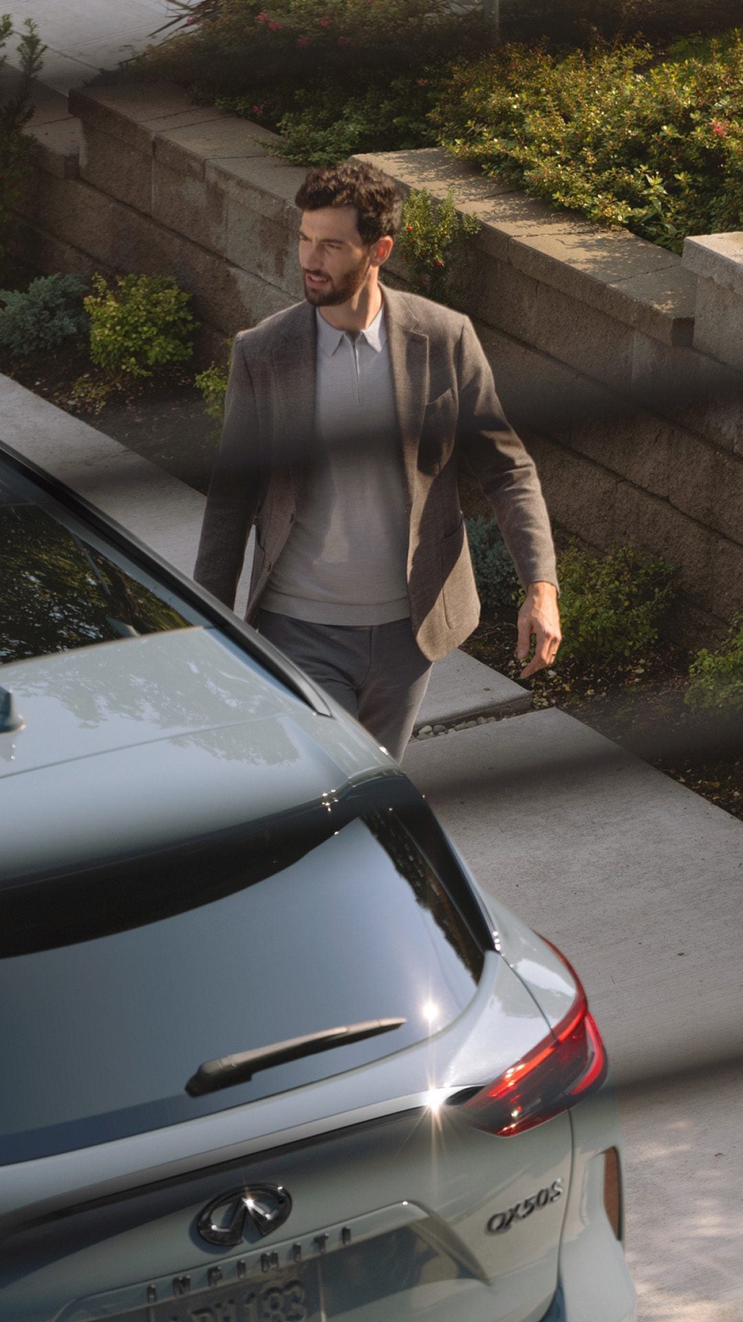 INFINITI QX50 owner using Intelligent Key to remotely start car 